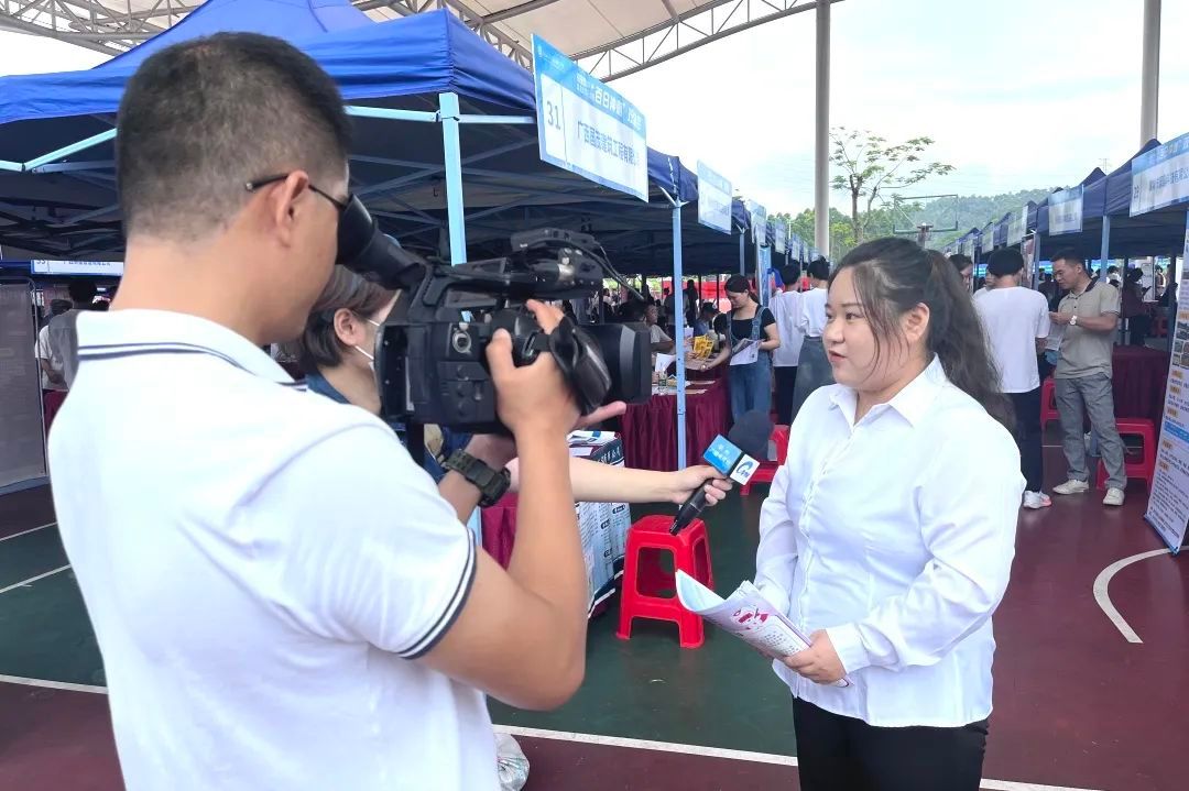 电子商务专业学子接受记者采访