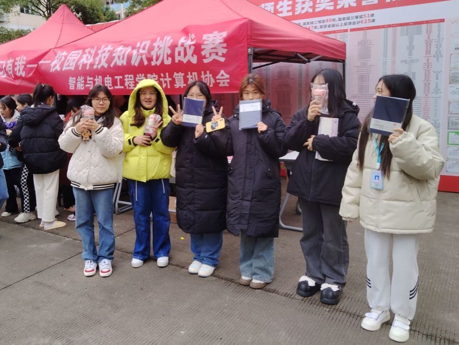 同学们拿到礼品的开心