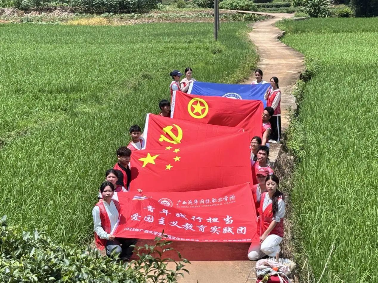 陂塘村大学生实践团合影