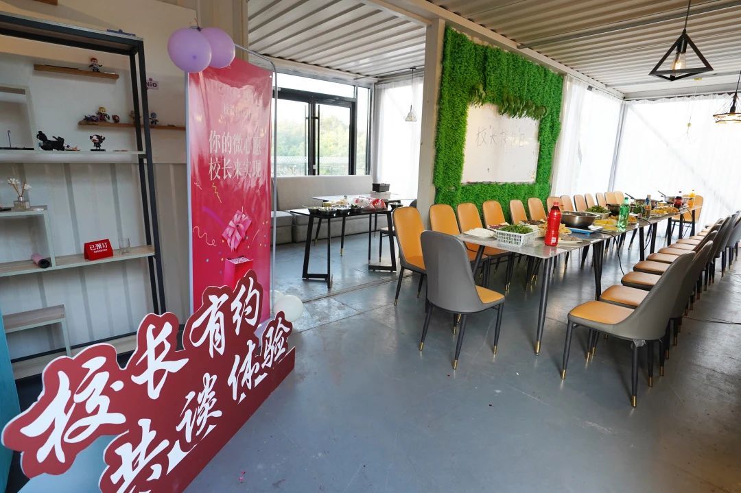 校长和学生吃火锅现场