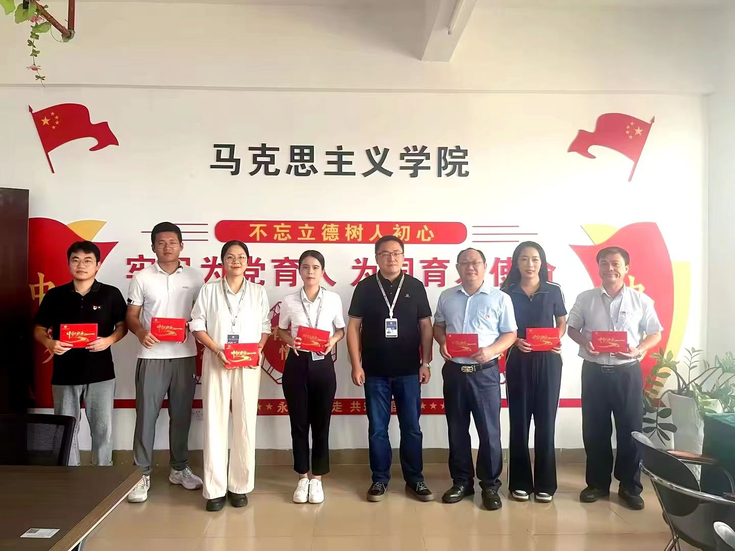 前行不忘耕耘者，情暖中秋颂师恩               ——宋博副校长中秋慰问马克思主义学院教师