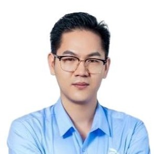 李镇西，男，建筑与设计学院建筑工程技术专业2011届毕业生，现任广西瑞通企业管理有限公司总经理，广西新瑞通建设工程有限公司总经理，广西有家网络科技服务有限公司董事，广西鲸醒投资有限公司董事。