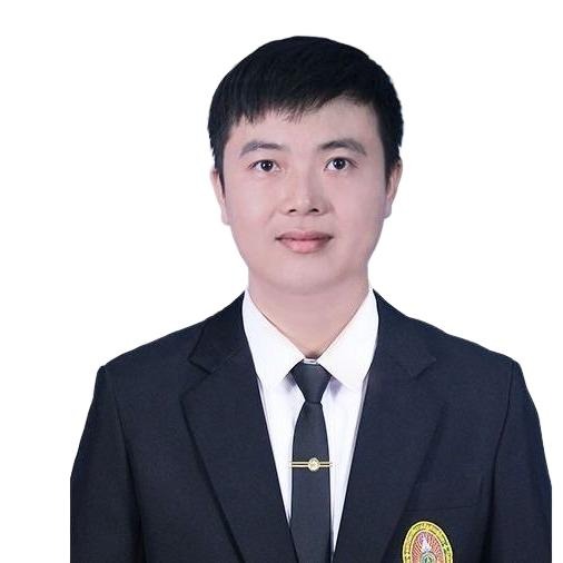 刘鑫，专科：应用泰语专业。本科：泰国那空沙旺皇家大学  应用泰语专业；硕士：泰国那空沙旺皇家大学  工商管理专业；博士：泰国宣素那他皇家大学 工商管理专业。