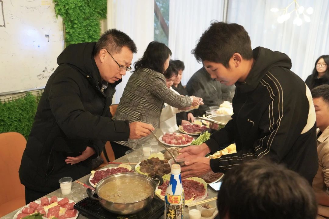 学生和校长敬茶