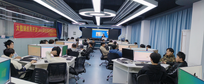 智能与机电工程学院开展1+X考试，促进课证融通