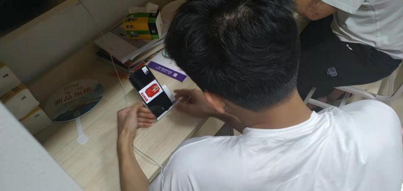 学生在宿舍认真听讲