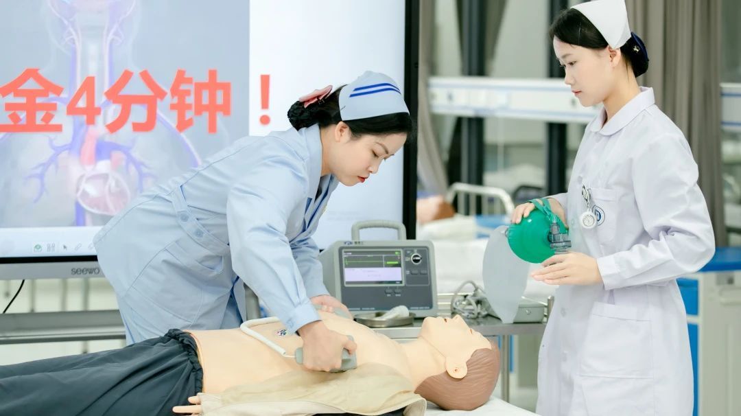 学校大健康学院学生进行实践操作