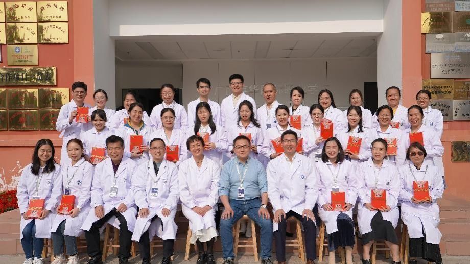 大健康学院举办“意外惊喜，特殊的爱”三八妇女节活动