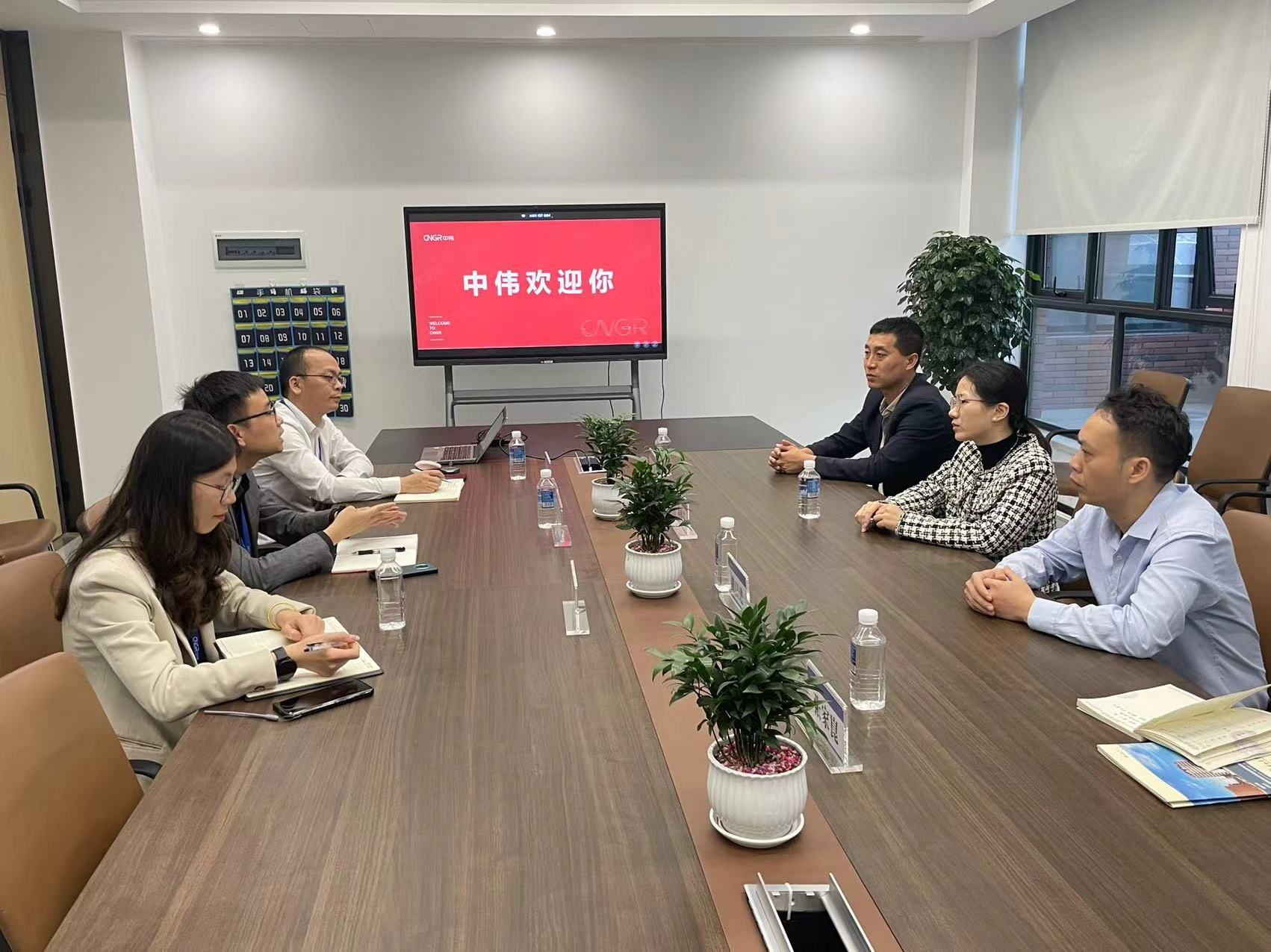 老师和企业领导互了解企业情况