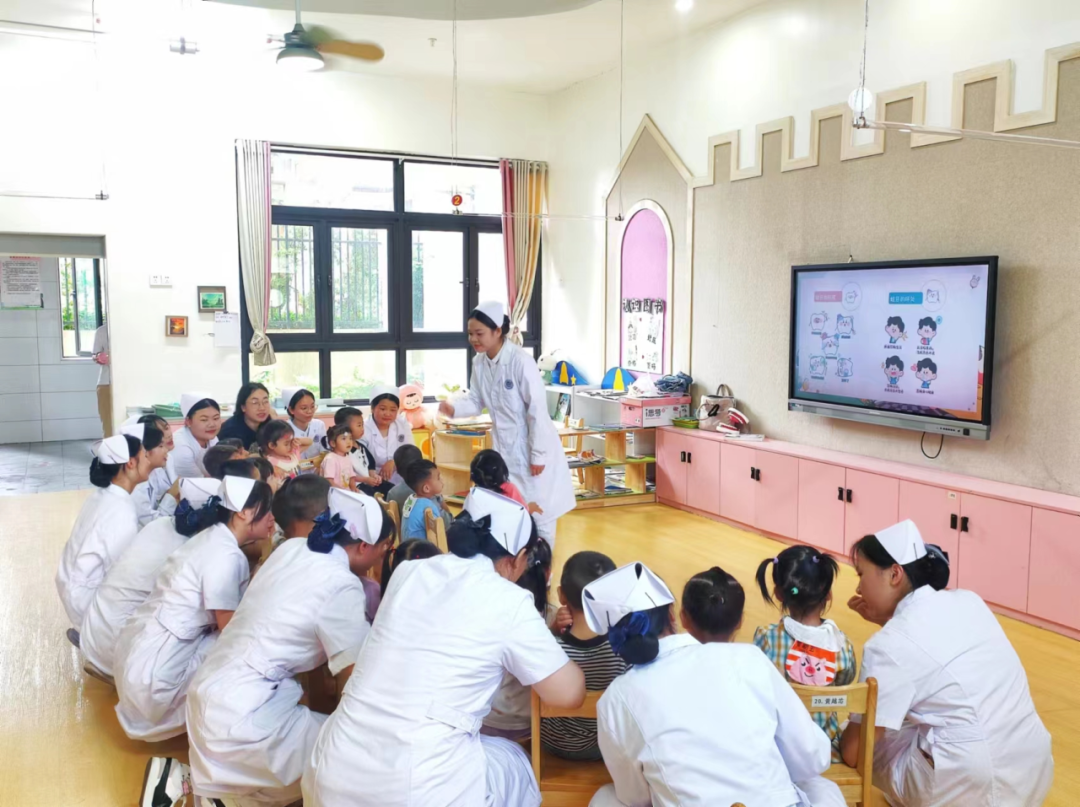 老师在给学生们讲解