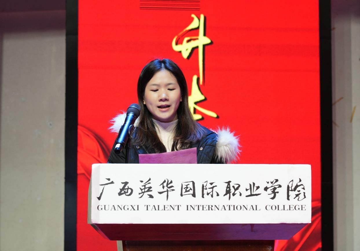 智能与机电工程学院副院长周梅芬讲话