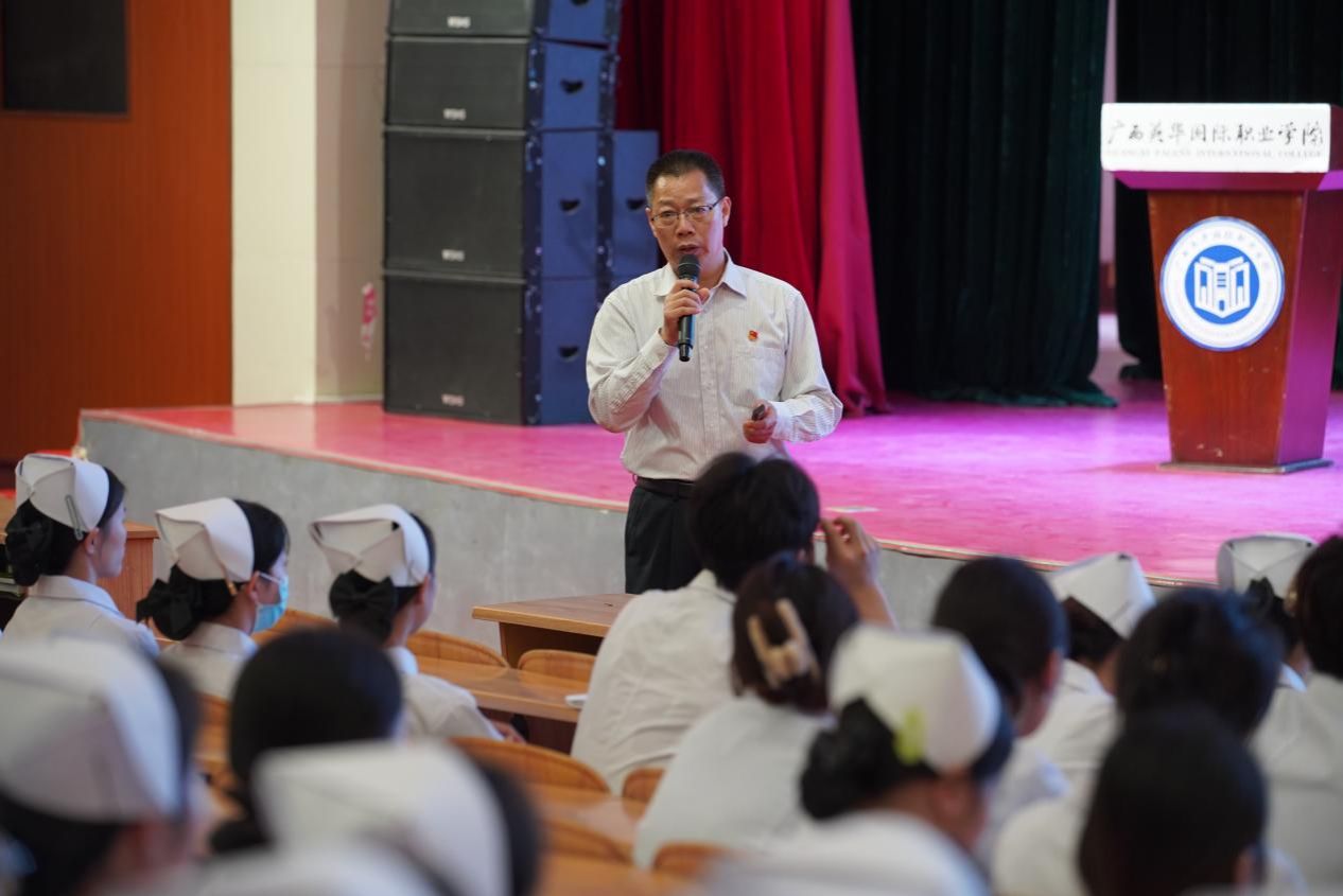 党委书记黄家良为师生作专题报告