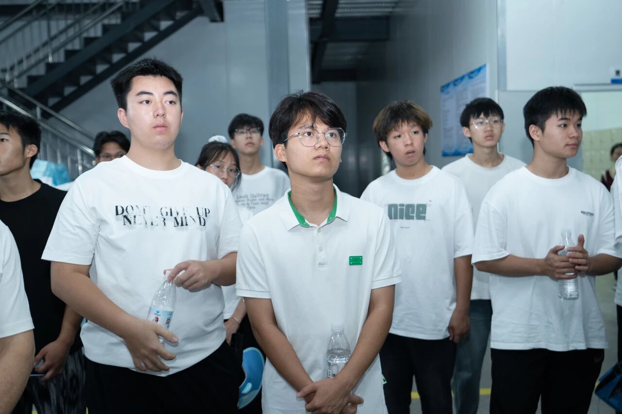 同学们在认真听讲