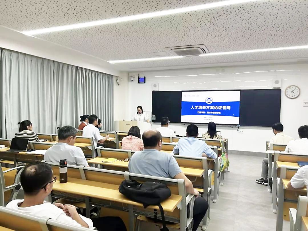 教师在认真听讲