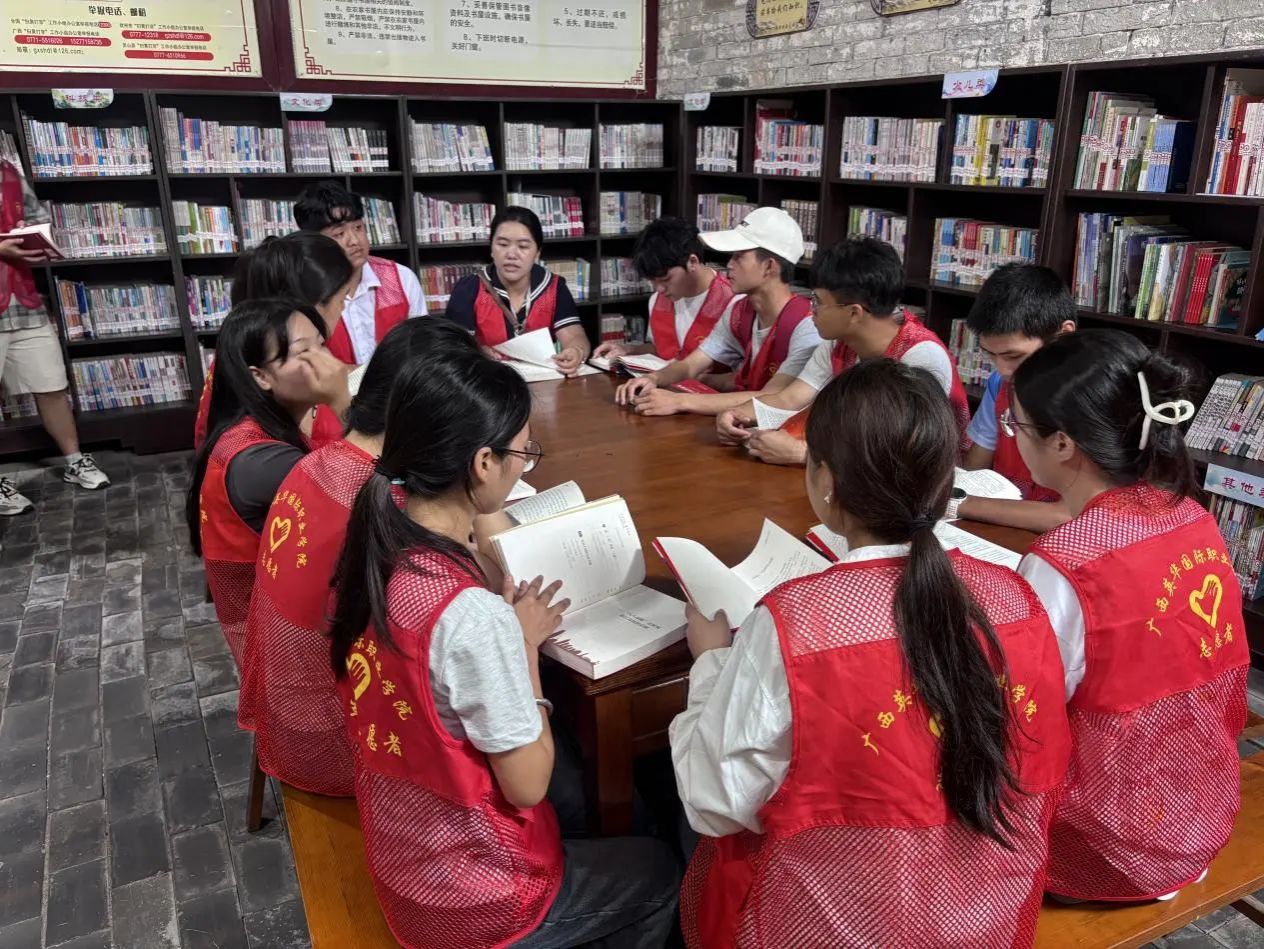 同学们正在围读书籍