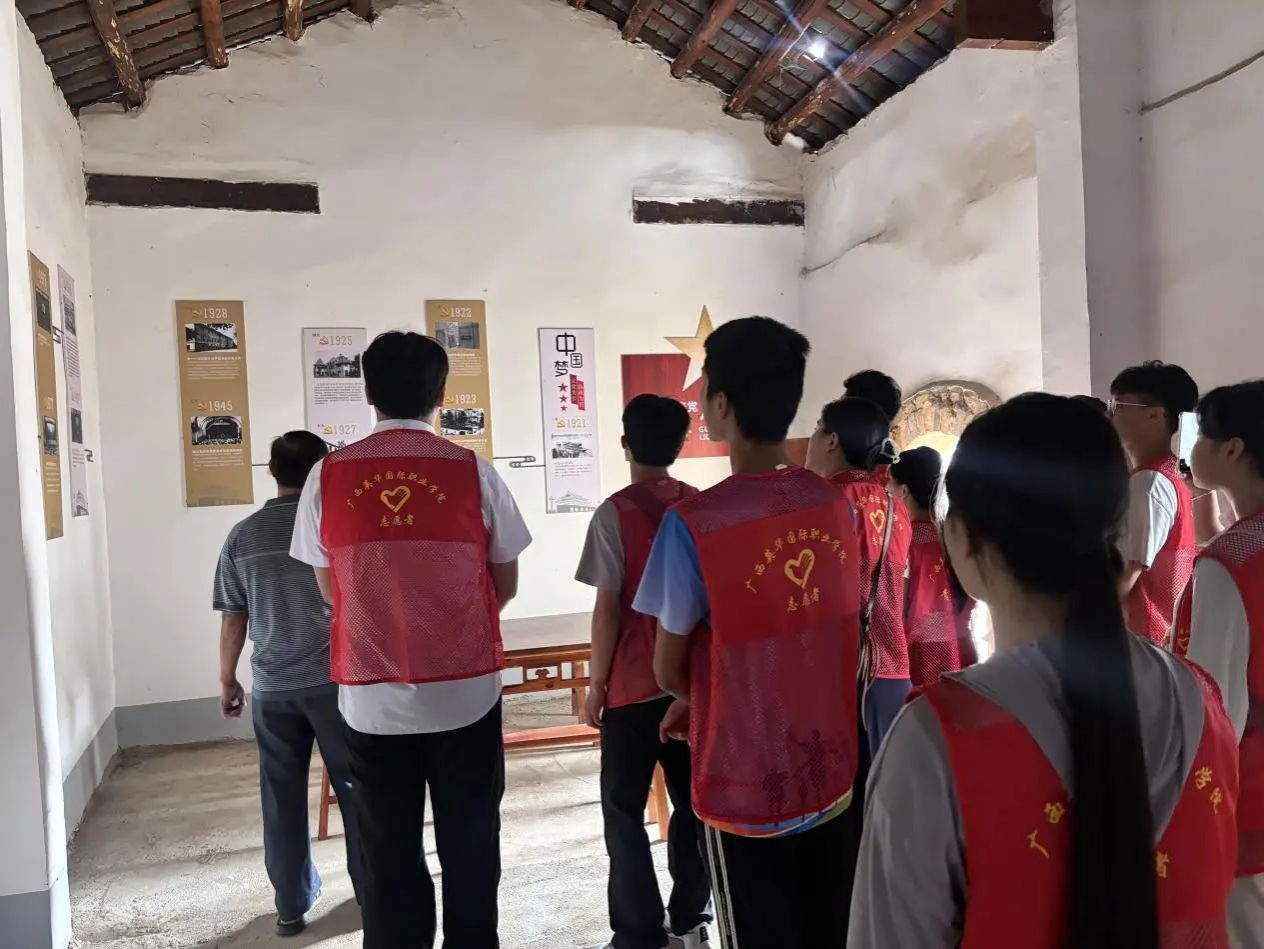 渌二村团支部书记为同学们讲解红色故事