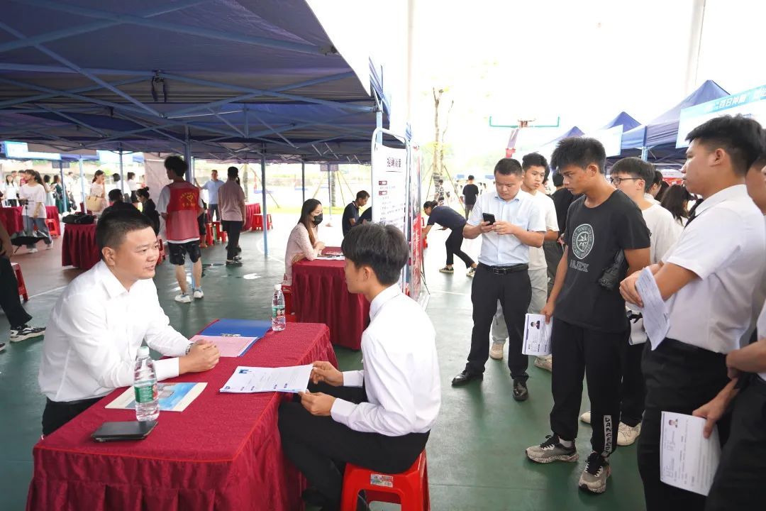 企业工作人员与学生相互洽谈