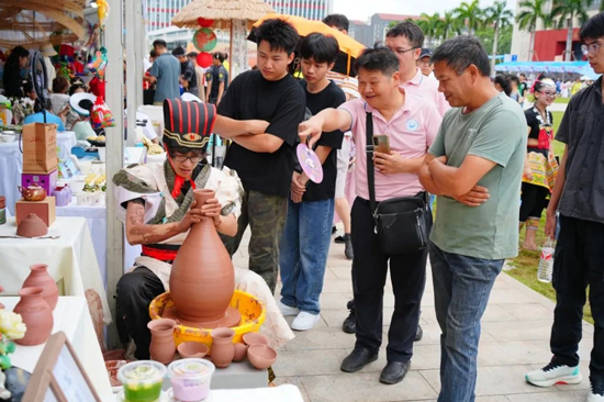 唐彩桔带着作品亮相2024年广西职教活动周。学校供图