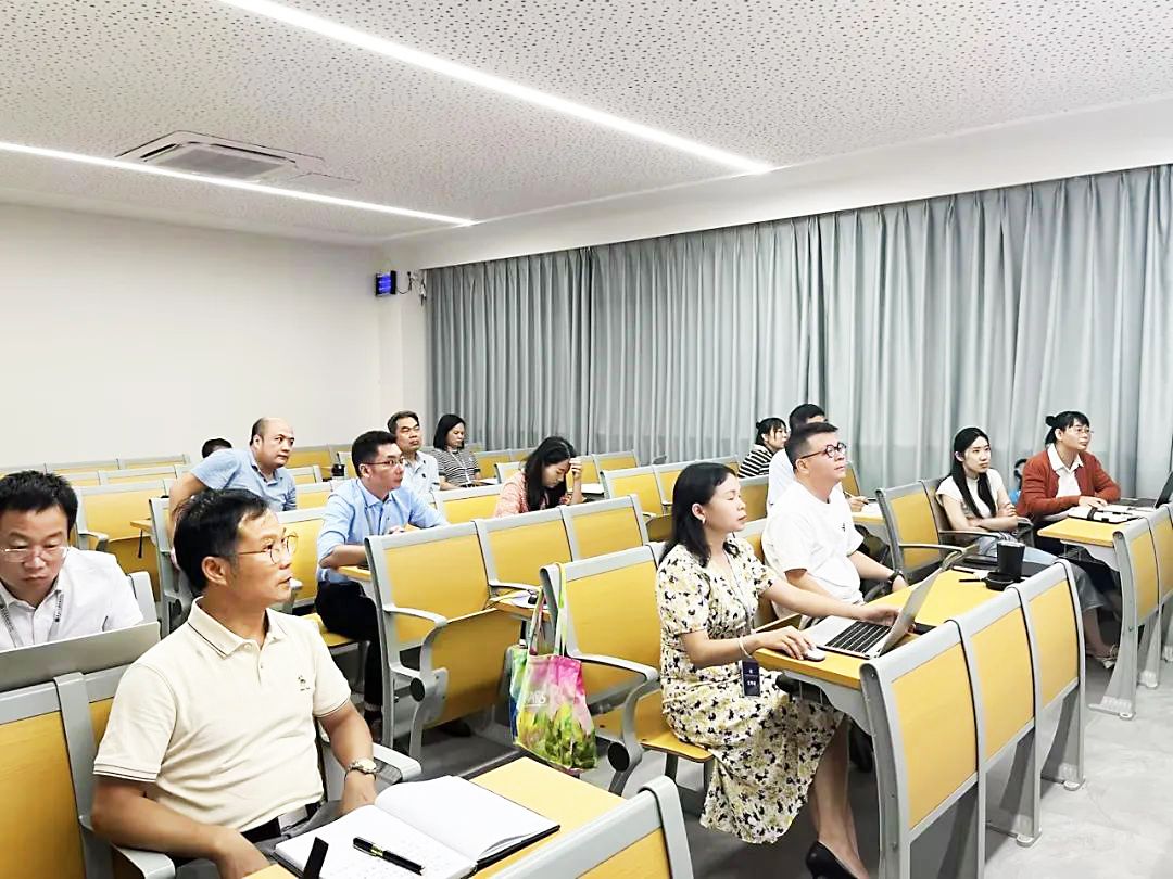 教师在认真听讲