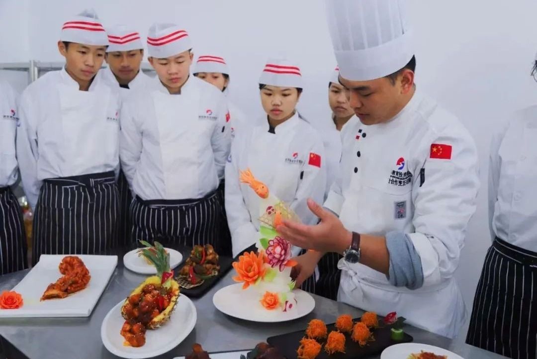 覃勇翔：从学生到教师的角色蜕变