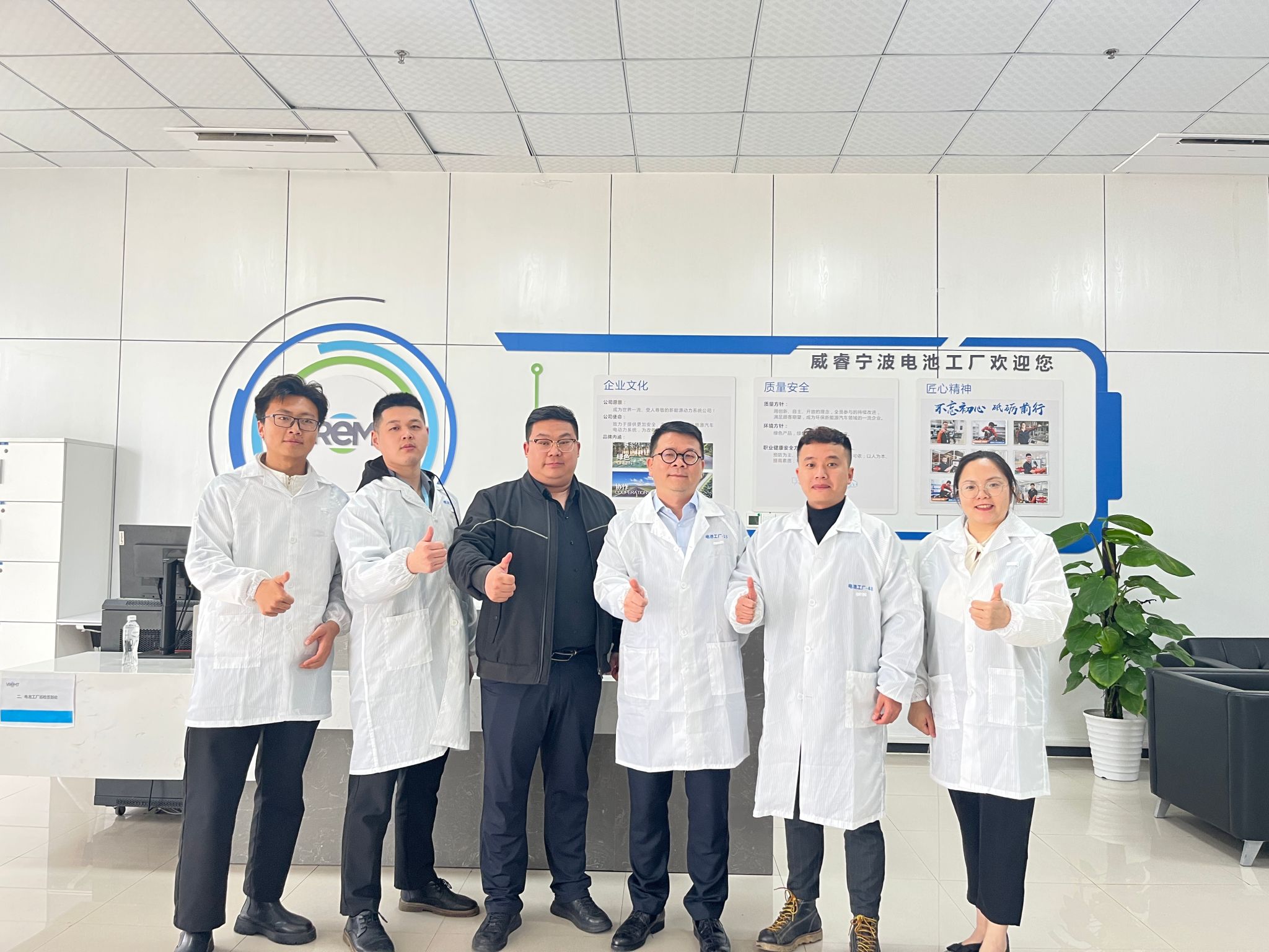 学校领导参观吉利新能源汽车电池工厂